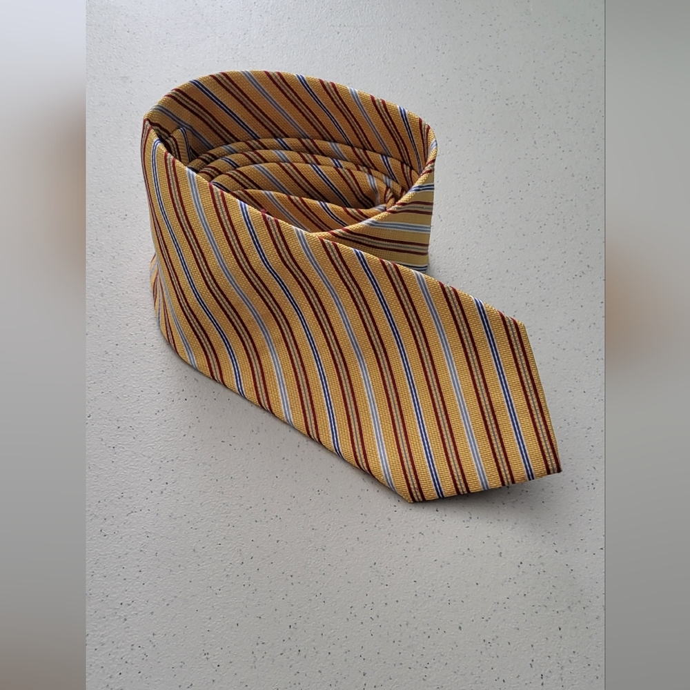 Elegant, Classic Yellow Silk Tie. Casual Elegance